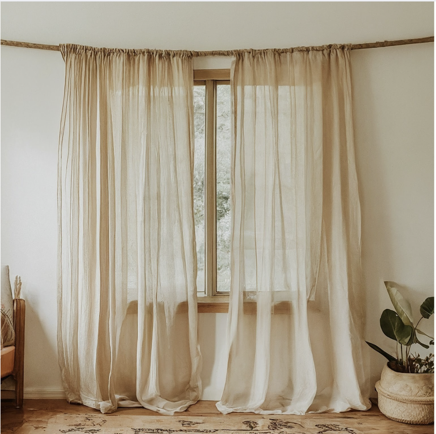 Lekkie zasłony zawieszone na grubej linie jutowej zamiast karnisza